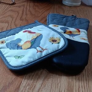 Rooster Design Pot Holders and Oven Mitt Set